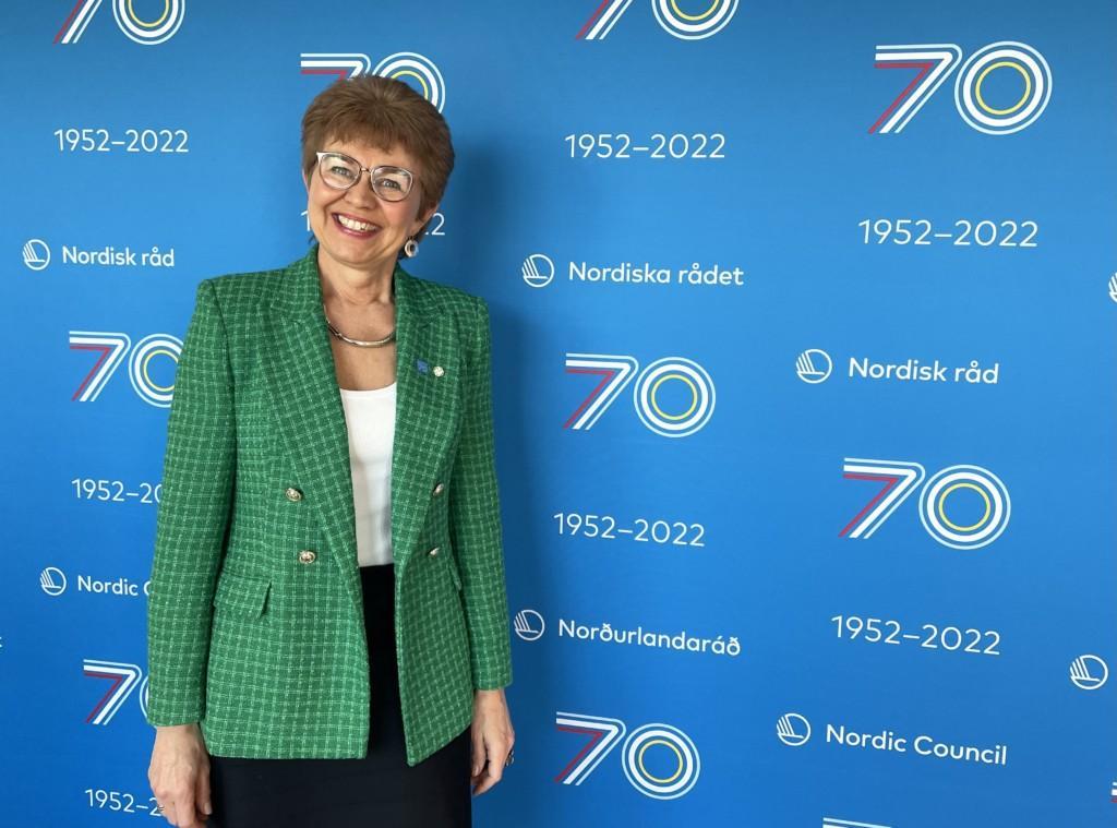 Kathrine Kleveland framför Nordiska rådets 70-årsjubileumsplakat